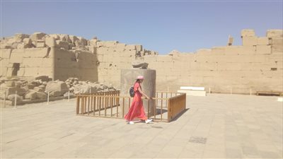 «من الإنعاش للانتعاش» | أسراب السياح تغزو معبد الكرنك..ومرشد سياحي: القادم أفضل | فيديو