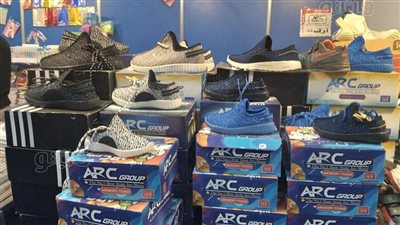 أرخص من العتبة.. أسعار أحذية الطلاب في معرض أهلًا مدارس | فيديو 