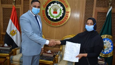 بأمر السيسي.. بوسي حدادة المنصورة تتسلم عقد شقة وتصرف 5 آلاف جنيه