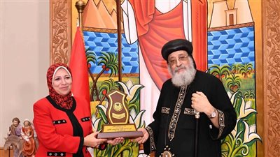 البابا تواضروس يتسلم درع وزارة التربية والتعليم