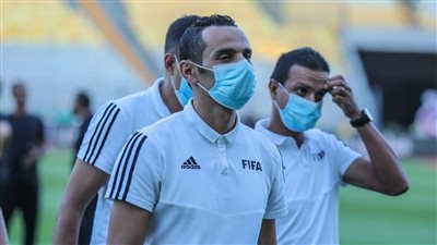 الجزائري مصطفى غربال يتفقد أرضية ملعب برج العرب بالإسكندرية 