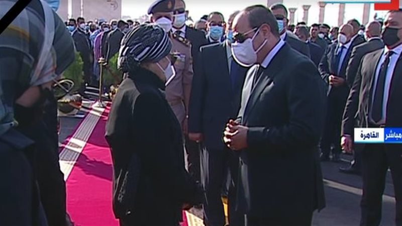 السيسي يقدم واجب