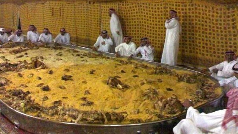 مائدة طعام سعودية