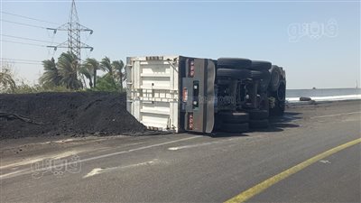 انقلاب سيارة نقل محملة بـ