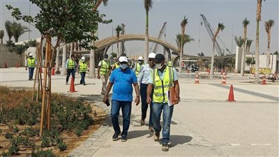 مسئولو الإسكان يتابعون سير العمل بمشروع 