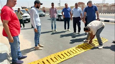 بعد زيادة الحوادث.. جهاز تعمير سيناء يضع مطبات صناعية