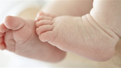 قرارات النيابة بشأن العثور على طفل حديث الولادة بجوار مسجد بالمعصرة