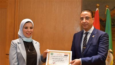 رحلة «لبنى» من الأمية حتى الدكتوراة وتكريم محافظ الفيوم لها