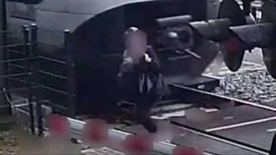 ترددها كاد يكلفها كثيرا.. 5 ثوانٍ تنقذ حياة امرأة من قطار سريع | فيديو