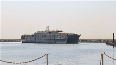 سفينة عسكرية أمريكية ضخمة ترسو في مرفأ بيروت