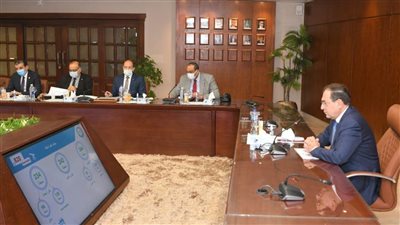 وزير البترول يتابع تقدم الأعمال في مشروعات إنشاء محطات تموين السيارات بالغاز الطبيعي