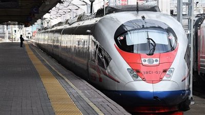 امرأة تنجو بأعجوبة من حادثة دهس قطار سريع بهولندا.. فيديو