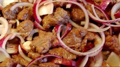 أكلة مصرية شهيرة.. طريقة عمل اللحمة بالبصل