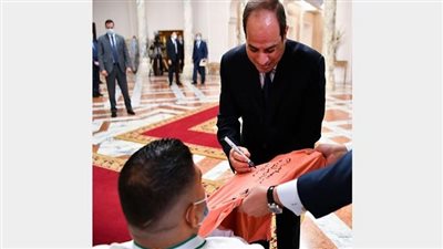 السيسي يوقع علي تي - شيرت أحد أبطال البارالمبية طوكيو 2020 | صور