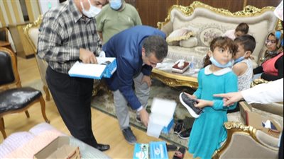محافظ المنوفية يقدم مساعدات مالية وغذائية لأسرة سورية