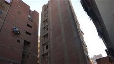 إخلاء عقار مائل مكون من 14 طابقًا بالهرم