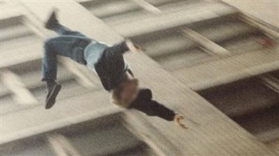 مصرع شاب سقط من شرفة شقته بالظاهر.. والتحريات: اختل توازنه