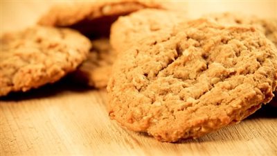 طريقة عمل بسكويت الشوفان والدقيق الأسمر من مطبخ آسيا