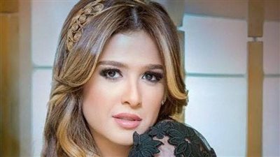 ياسمين عبد العزيز تظهر لأول مرة مع الطاقم الطبي وتوجه رسالة لجمهورها 