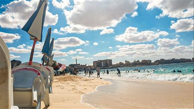 الإقبال على شواطئ مطروح بعد سقوط أمطار وتقلب المناخ |فيديو وصور