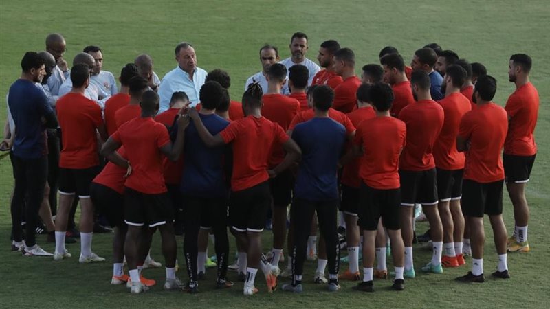 الخطيب مع لاعبي الأهلي