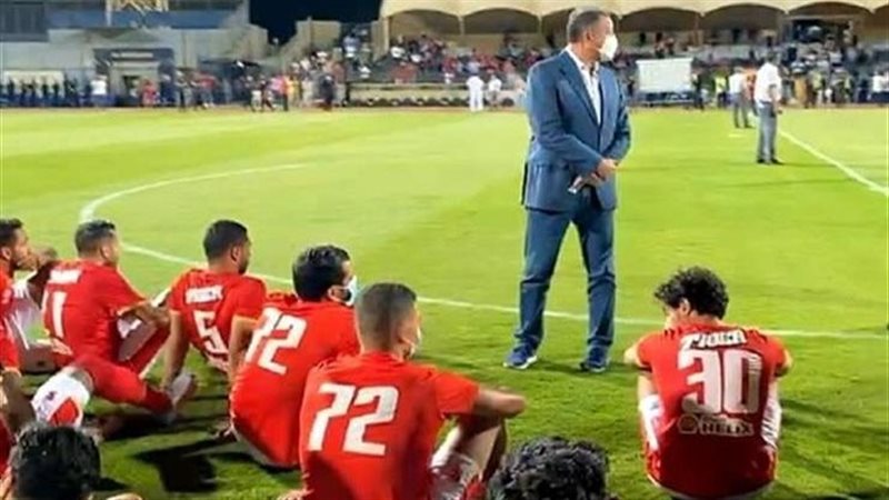 الخطيب مع لاعبي الأهلي