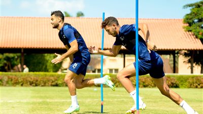 إطالات وتدريبات بدنية للاعبين في مران الزمالك