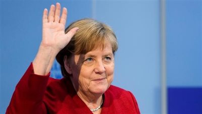 رسالة وداع مؤثرة من قرقاش إلى ميركل قبل رحيلها