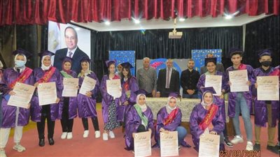 تكريم الأوائل والمتفوقين وأولياء أمورهم بمدارس الشبان في بنها