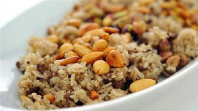 مبهر وبالمكسرات.. طريقة عمل الأرز بالخلطة 