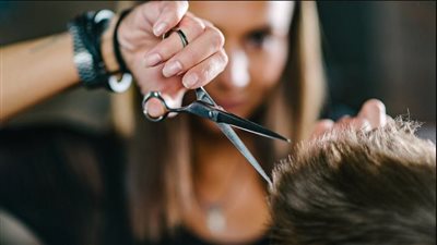 تغريم صالون حلاقة بالهند 271 ألف دولار بسبب خطأ في 