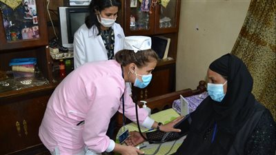 الرعاية الصحية تنظم حملات طرق الأبواب للتوعية بمرض ألزهايمر | صور