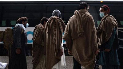 الاستخبارات الأمريكية تفتح تحقيقاً بشأن اعتداء لاجئين أفغان على مجندة 