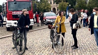 بالدراجة الهوائية.. مستشارة ألمانية تشارك في الجولة الأخيرة للانتخابات