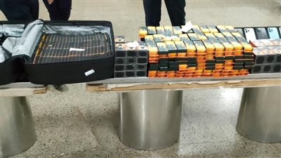 ضبط محاولة تهريب مستلزمات شيش إلكترونية وهواتف محمولة بمطار القاهرة