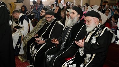 توافد الأقباط على الكنيسة المرقسية بالإسكندرية للمشاركة في قداس الجمعة العظيمة (صور)