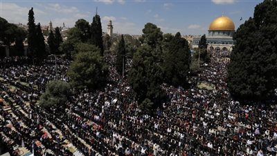 أكثر من ربع مليون يؤدون صلاة الجمعة بالمسجد الأقصى (فيديو وصور)