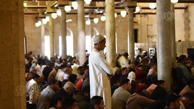 الإفتاء توضح حكم صلاة ركعتين تحية المسجد وخطيب الجمعة على المنبر