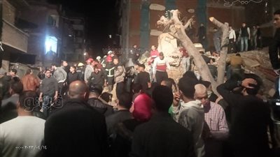 اللقطات الأولى لانهيار عقار الإسكندرية ولحظة البحث عن ناجين (فيديو)