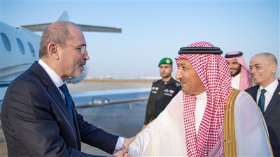 وصول وزير الخارجية الأردني ومستشار رئيس الإمارات إلى جدة (صور)