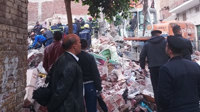 انتشال جثث 3 أشقاء بينهم توأمان من أسفل عقار الإسكندرية المنهار وإنقاذ 5 آخرين (صور)