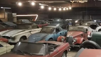 منها فيراري وبي إم دبليو كلاسيكية، اكتشاف حظيرة سيارات مذهلة تضم 230 سيارة