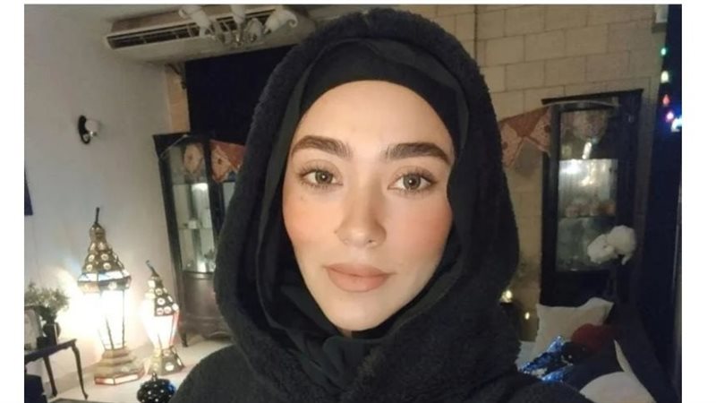 زيزي عادل بالحجاب،