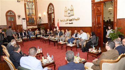 محافظ أسيوط يزور الكنيسة الإنجيلية للتهنئة بعيد القيامة