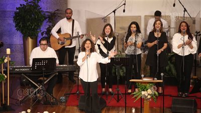 بالترانيم.. الإنجيلية تبدأ احتفالات عيد القيامة (صور)