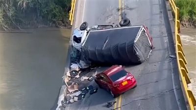 مقتل وإصابة 17 شخصا في إنهيار جسر بكولومبيا