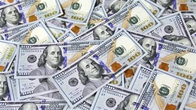 رجل يلقي الدولارات على الطريق ويترك عائلته مفلسة 