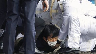 انفجار اليابان، لحظة سحل رئيس وزراء اليابان خوفًا من اغتياله (فيديو)