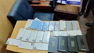 ضبط راكب حاول تهريب هواتف محمولة في حزام حول جسده بمطار القاهرة
