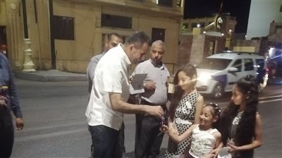 مجلس مدينة الأقصر يوزع الهدايا بمناسبة عيد القيامة المجيد 